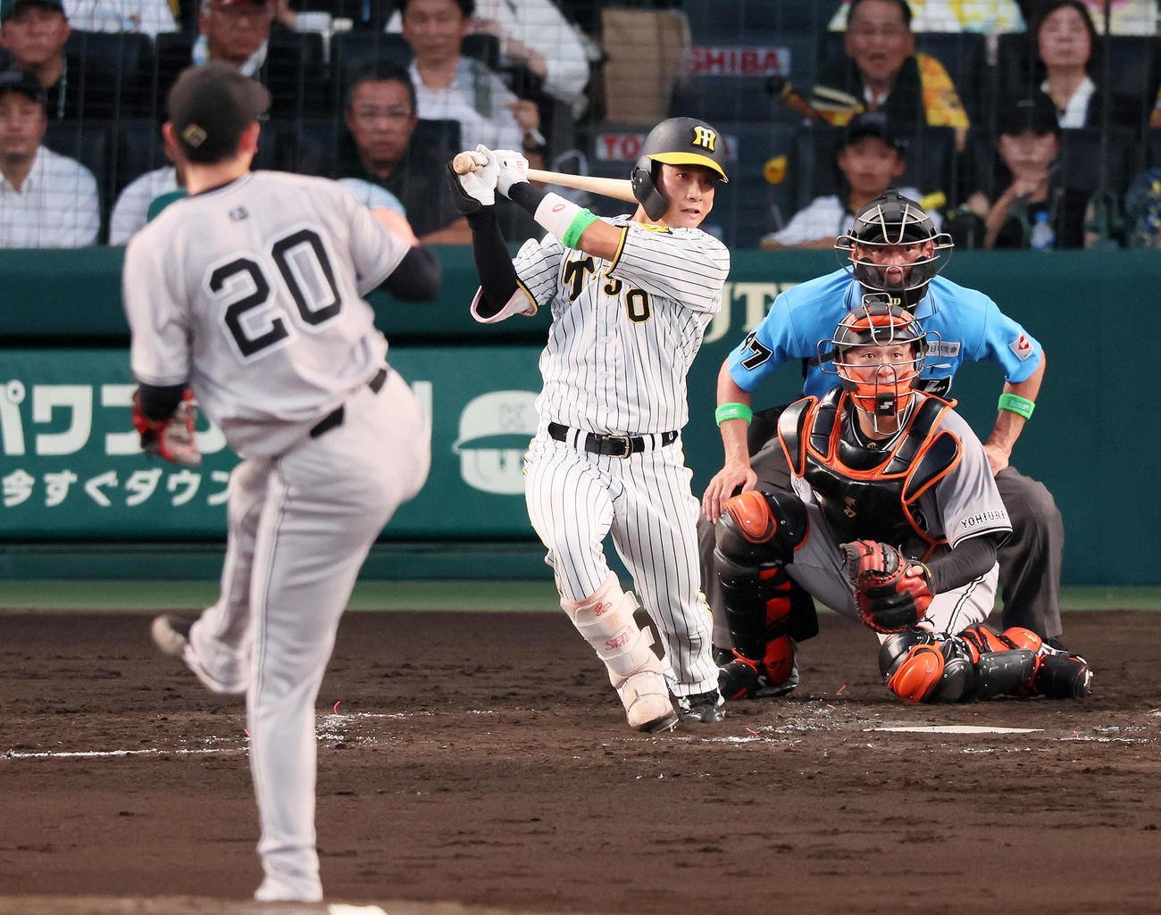 阪神対巨人　3回裏阪神2死一、二塁、木浪は左前適時打を放つ。投手戸郷（撮影・加藤哉）