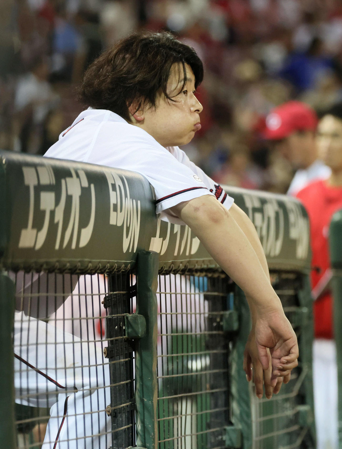 広島対DeNA 7回裏終了時、ベンチで試合を見守る大瀬良（撮影・加藤孝規）