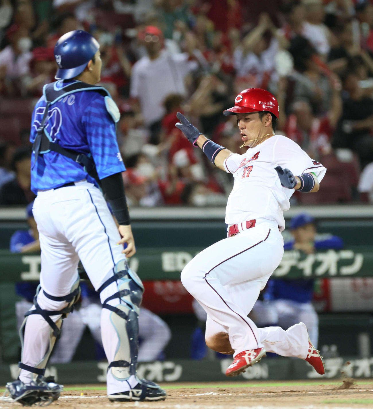 広島対DeNA 8回裏広島2死一、二塁、菊池の勝ち越しの左適時打で野間が生還。捕手は山本（撮影・加藤孝規）