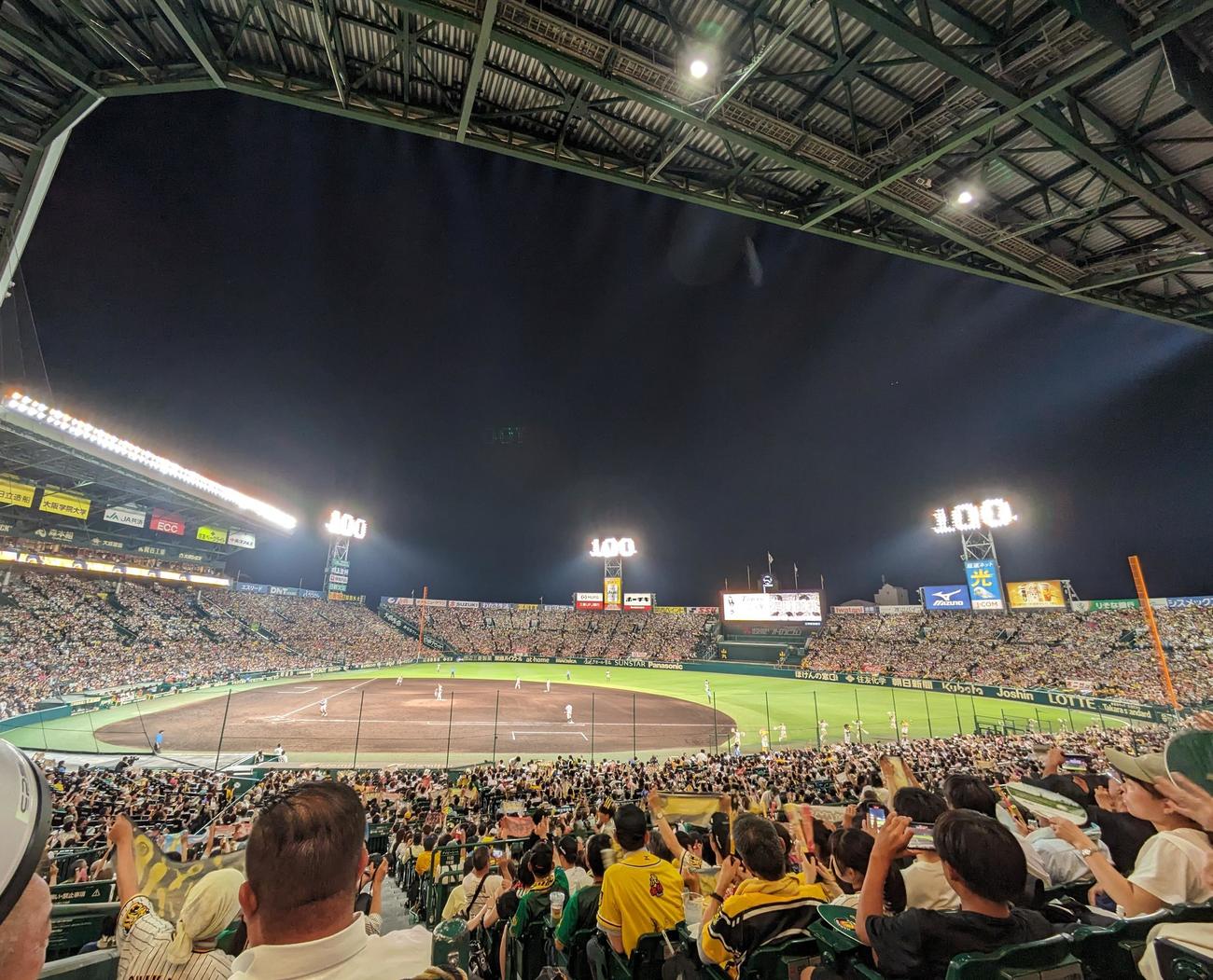 2024年8月1日、100の文字で照明を照らす甲子園球場