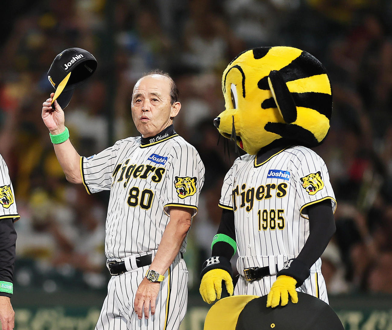 2024年8月1日、阪神対巨人　甲子園球場100周年のメモリアルゲームを勝利で飾りスタンドにあいさつする阪神岡田監督