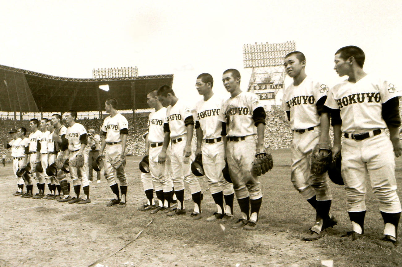 1973年8月、全国高等学校選手権3回戦・北陽対高鍋　勝ってアルプススタンド前で整列する北陽ナイン。右から2人目が岡田監督