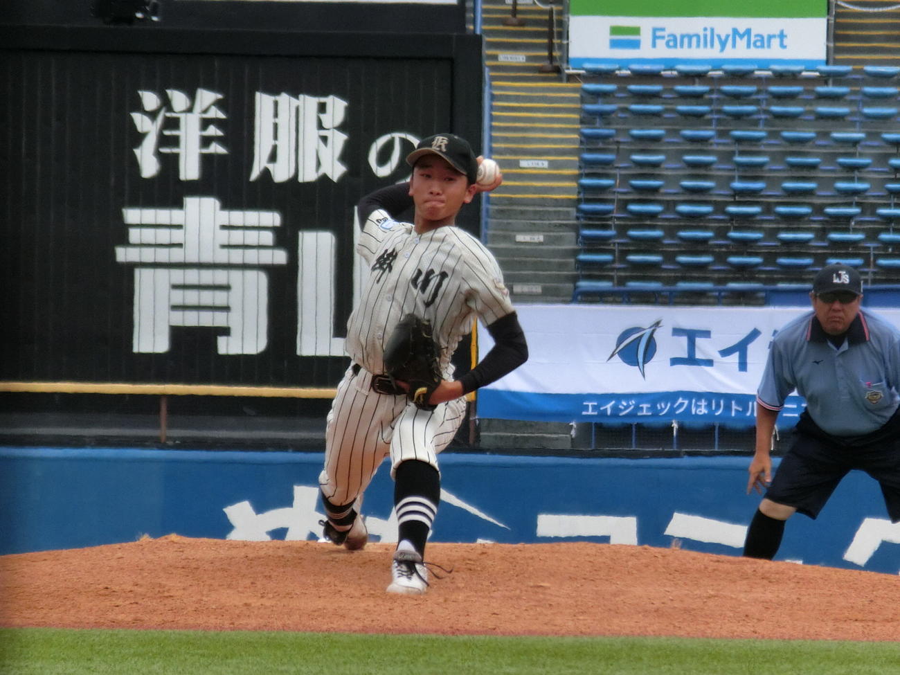 神宮球場で力投した掛川・木下