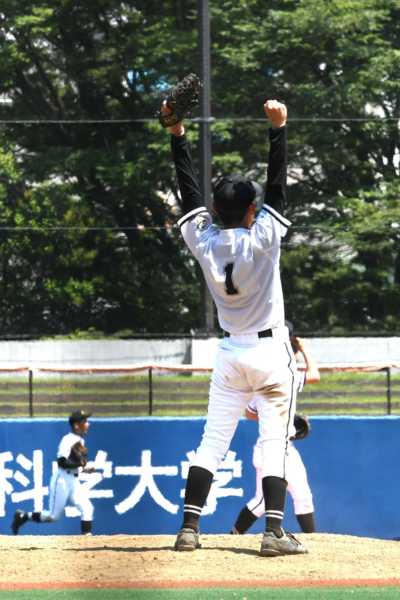 取手の最後の打者を中飛の仕留めて完投した松本南・鷹野原は両手を突き上げた（撮影・久我悟）