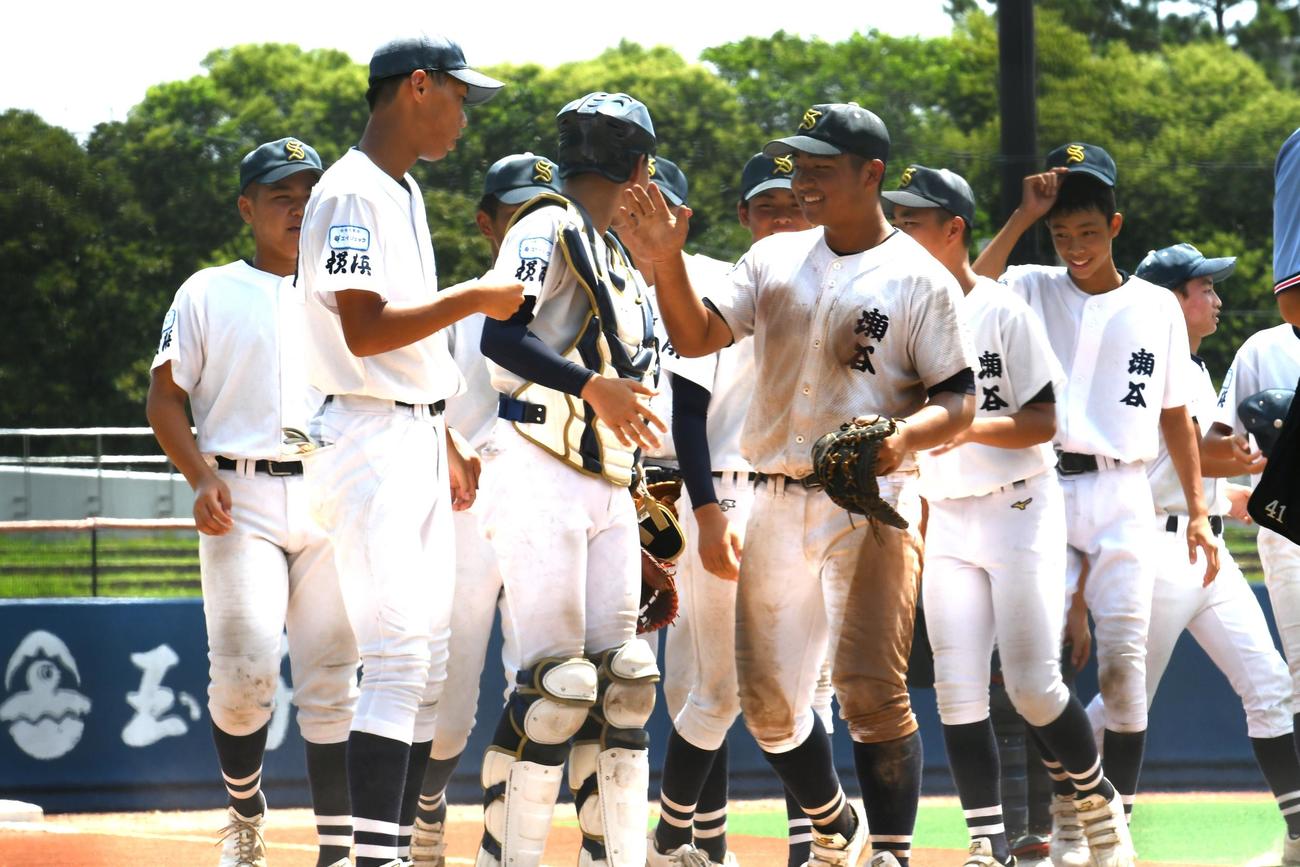 ベスト8入りした瀬谷ナインは笑顔で整列した（撮影・久我悟）