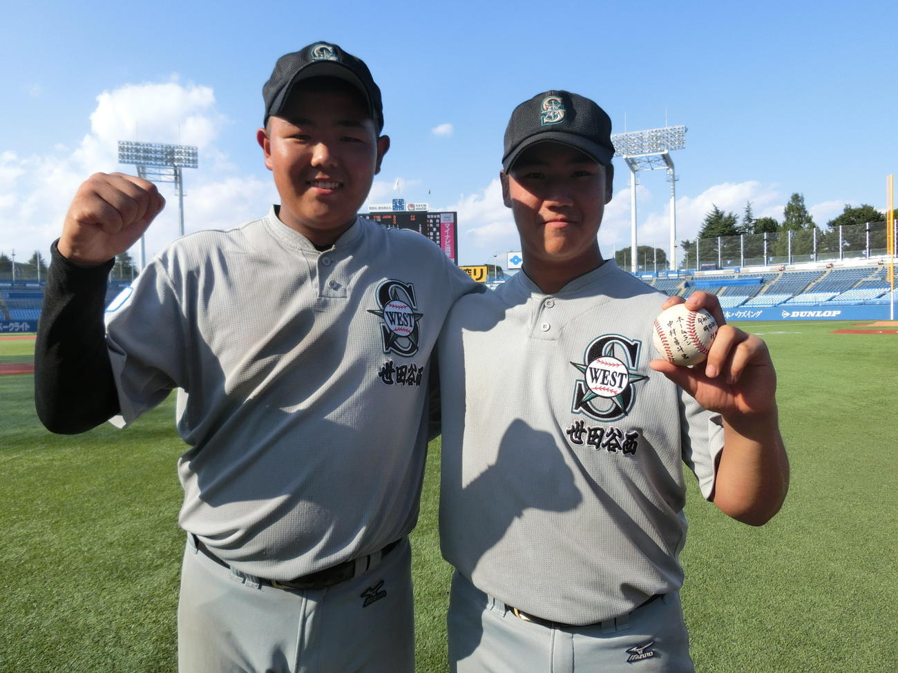 世田谷西の中村（右）は先制弾の記念ボールを手に、逆転二塁打の入江とガッツポーズ