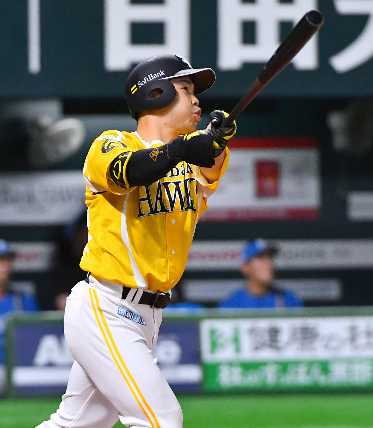 ソフトバンク対日本ハム　1回裏ソフトバンク2死一塁、近藤は右中間へ2点本塁打を放つ（撮影・岩下翔太）