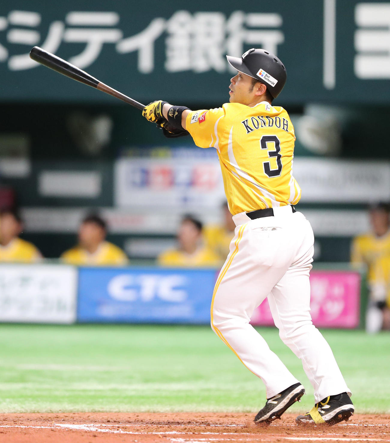 ソフトバンク対日本ハム　3回裏ソフトバンク2死、近藤は右中間に本塁打を放つ（撮影・鬼束羽瑠菜）
