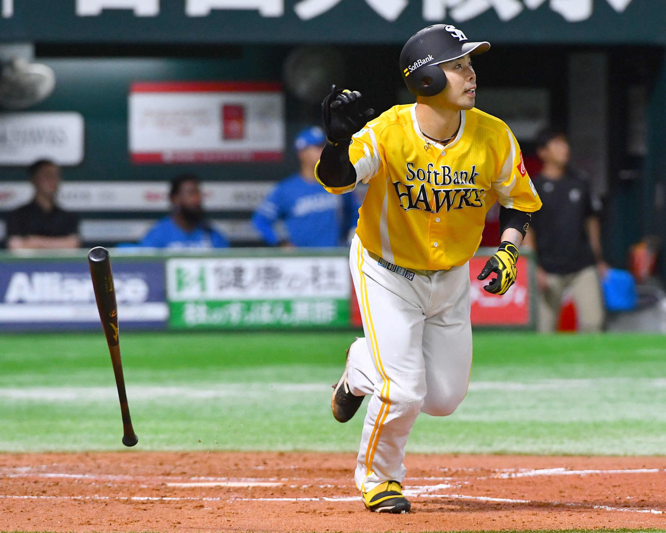ソフトバンク対日本ハム　3回裏ソフトバンク2死、近藤は右中間へ本塁打を放つ（撮影・岩下翔太）