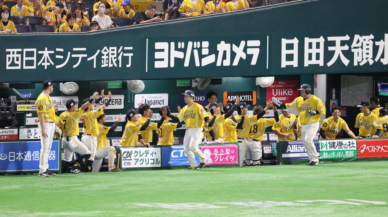 ソフトバンク対日本ハム　1回裏ソフトバンク2死一塁、近藤は右越えに2点本塁打を放ちナインとハイタッチ（撮影・梅根麻紀）