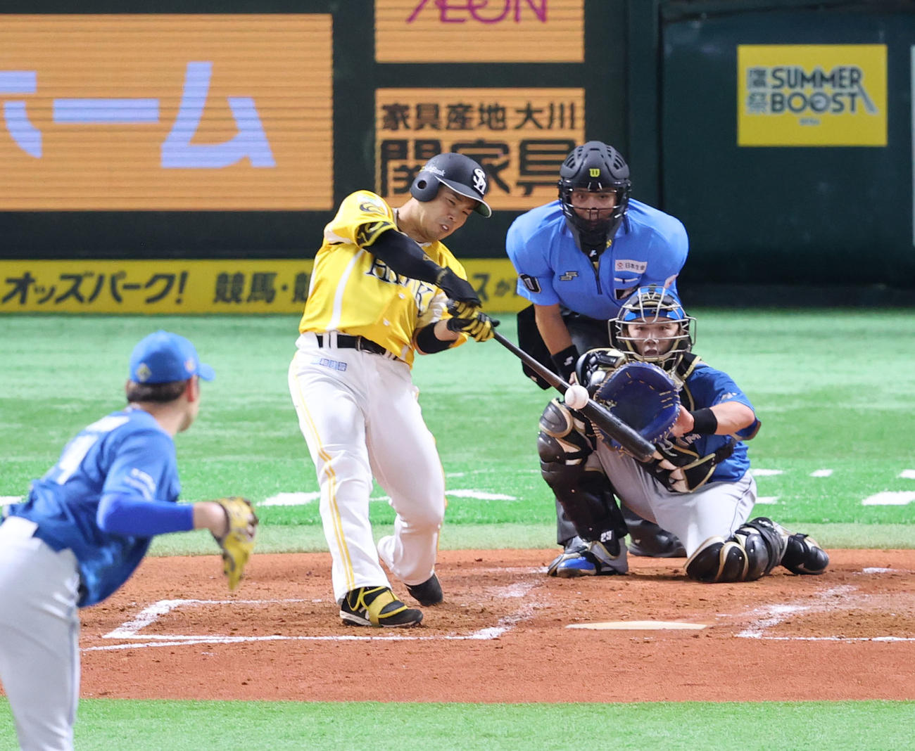 ソフトバンク対日本ハム　3回裏そ2市、近藤は右中間に本塁打を放つ（撮影・梅根麻紀）