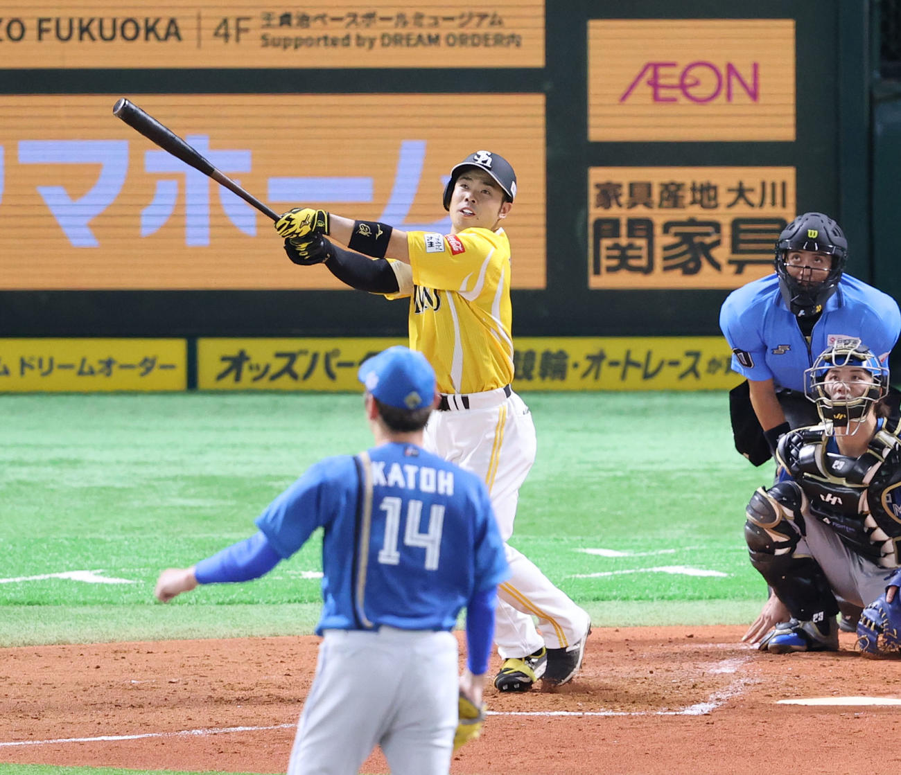 ソフトバンク対日本ハム　3回裏そ2市、近藤は右中間に本塁打を放つ（撮影・梅根麻紀）