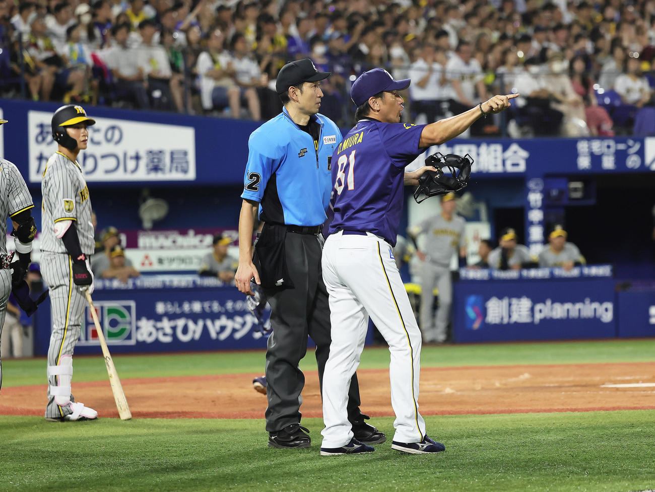 DeNA対阪神　4回表阪神1死一、二塁、併殺打のプレーについて確認するDeNA三浦監督（撮影・足立雅史）