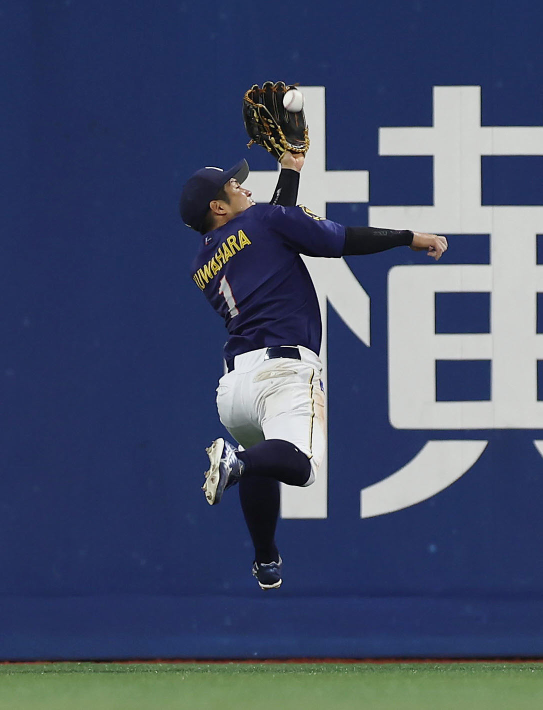 DeNA対阪神　4回表阪神1死一、二塁、前川の中飛を好捕する桑原（撮影・前田充）