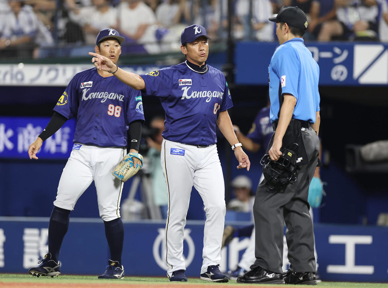 DeNA対阪神　4回表阪神1死一、二塁、前川の中飛で一走大山の帰塁に対して球審に確認する三浦監督（中央）（撮影・前田充）