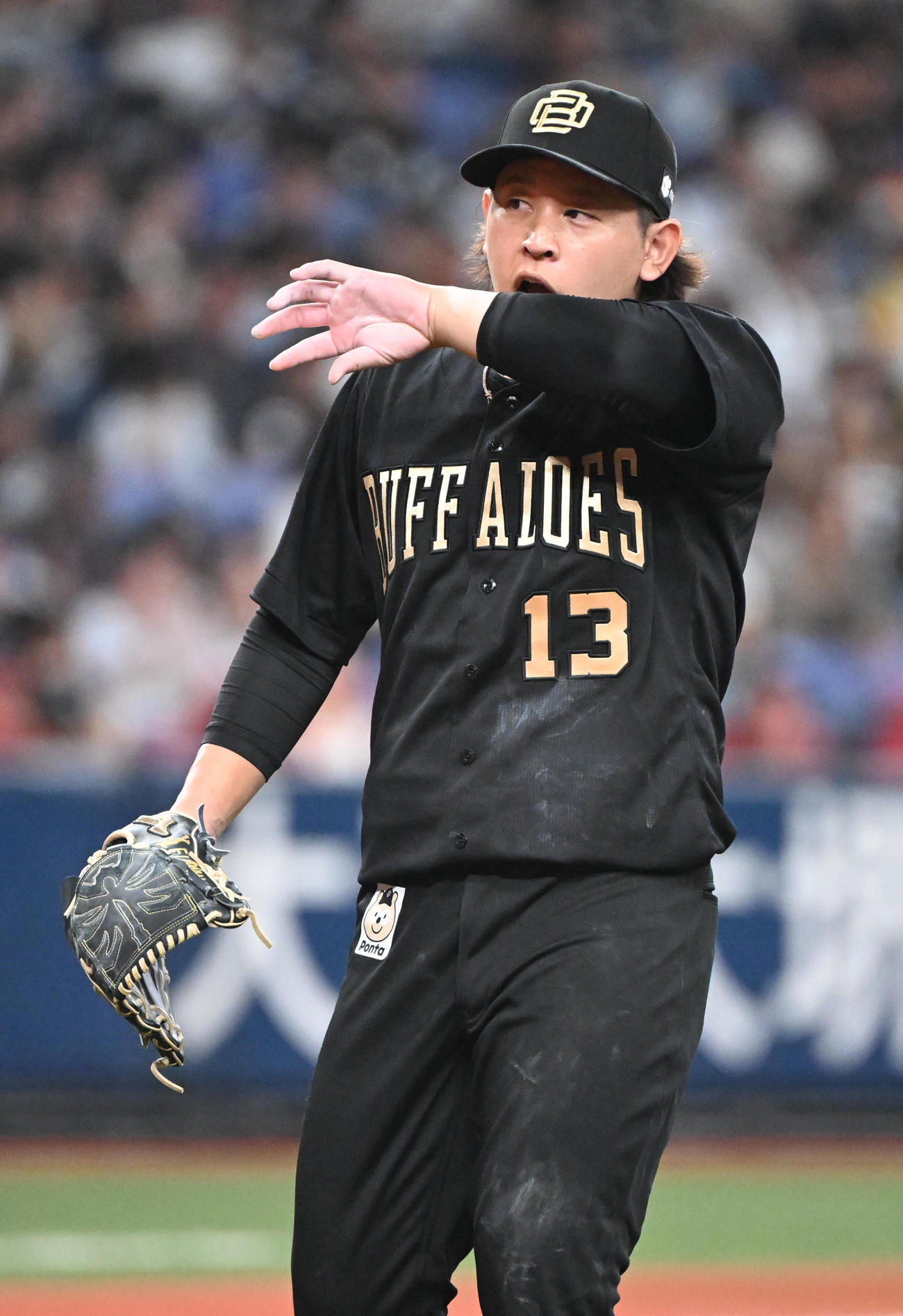 オリックス対ロッテ　3回、得点圏に走者を許しながらも抑えベンチに戻るオリックス宮城（撮影・和賀正仁）
