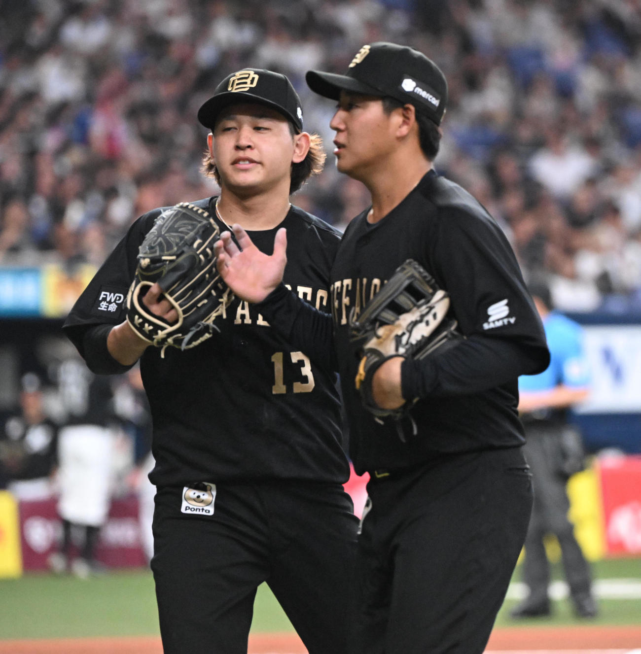 オリックス対ロッテ　初回を無失点としナインを迎えながらベンチに戻るオリックス宮城（左）（撮影・和賀正仁）