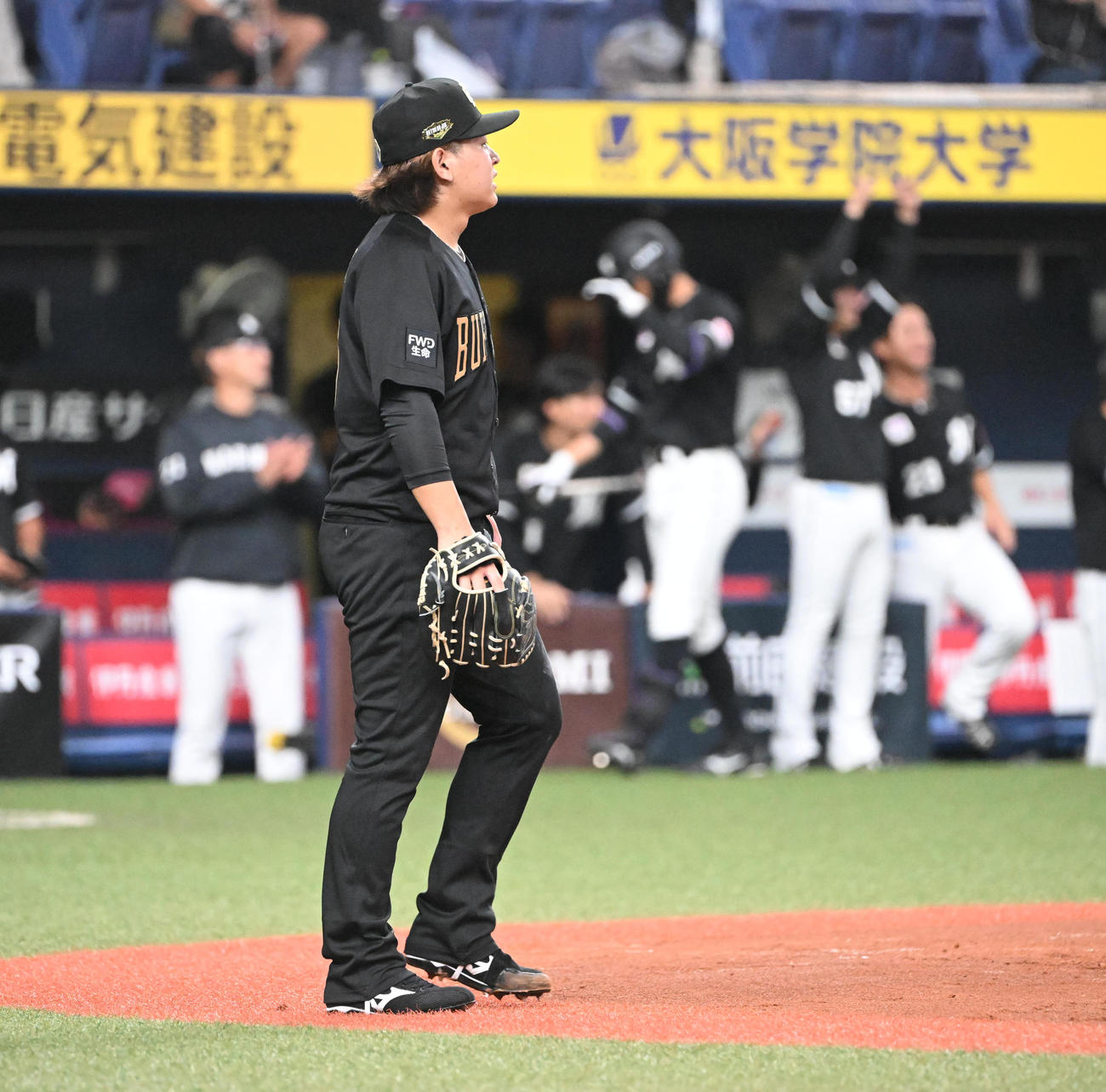オリックス対ロッテ　2回表ロッテ1死一、二塁、田村に2点適時二塁打を浴びた宮城（撮影・和賀正仁）
