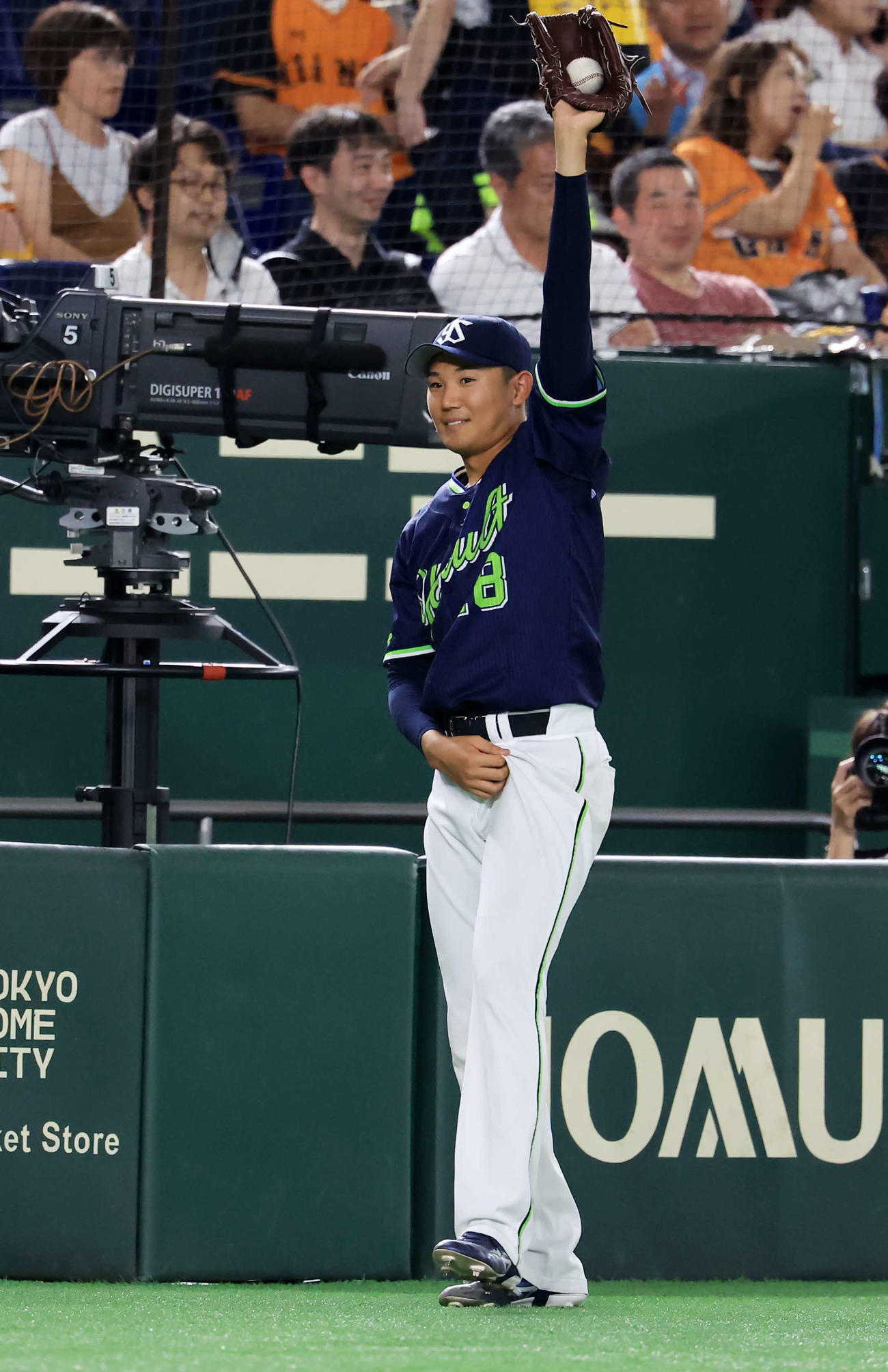 巨人対ヤクルト　6回表ヤクルト2死一、三塁、太田が中越え2点適時三塁打を放ち笑顔で腕を上げ喜ぶ奥川（撮影・浅見桂子）
