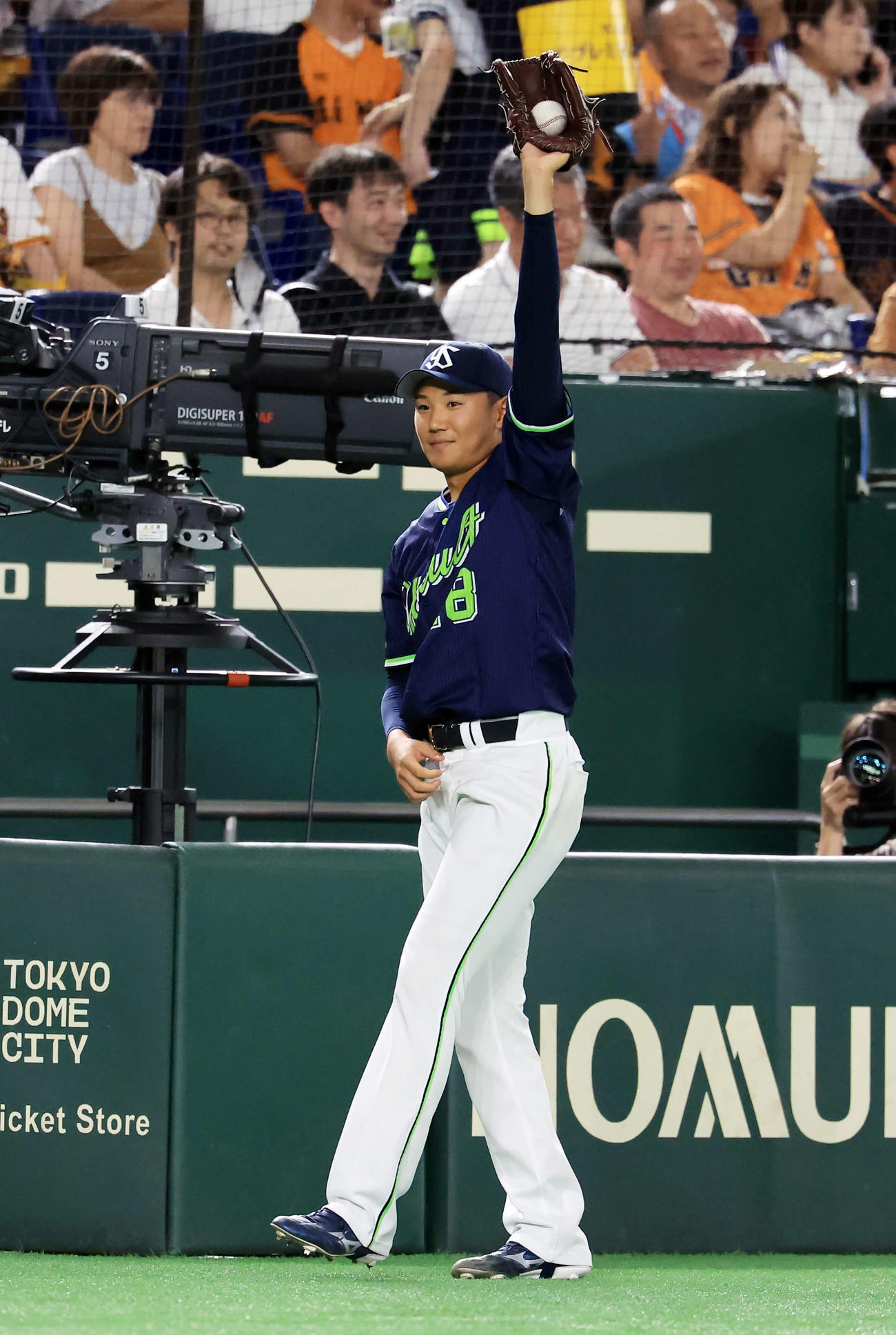 巨人対ヤクルト　6回表ヤクルト2死一、三塁、太田が中越え2点適時三塁打を放ち笑顔で腕を上げ喜ぶ奥川（撮影・浅見桂子）