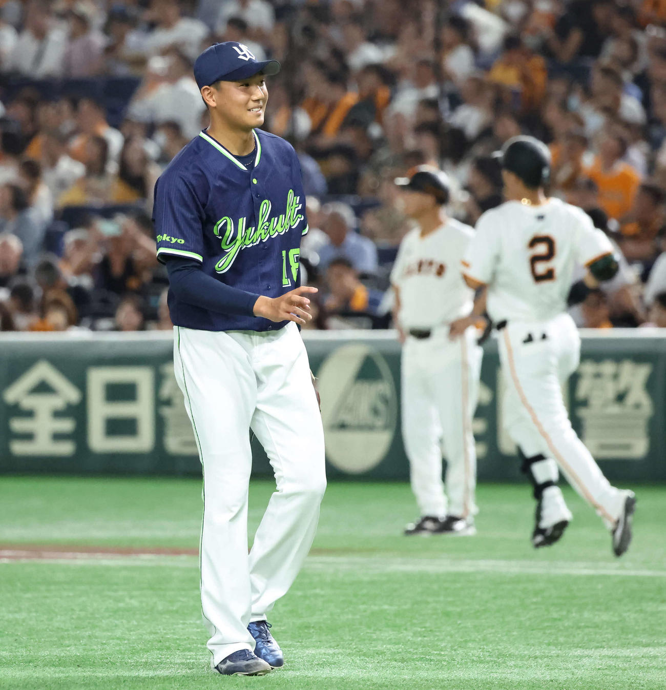 巨人対ヤクルト　6回裏巨人2死、吉川尚を中飛に打ち取り笑顔を見せる奥川（撮影・丹羽敏通）