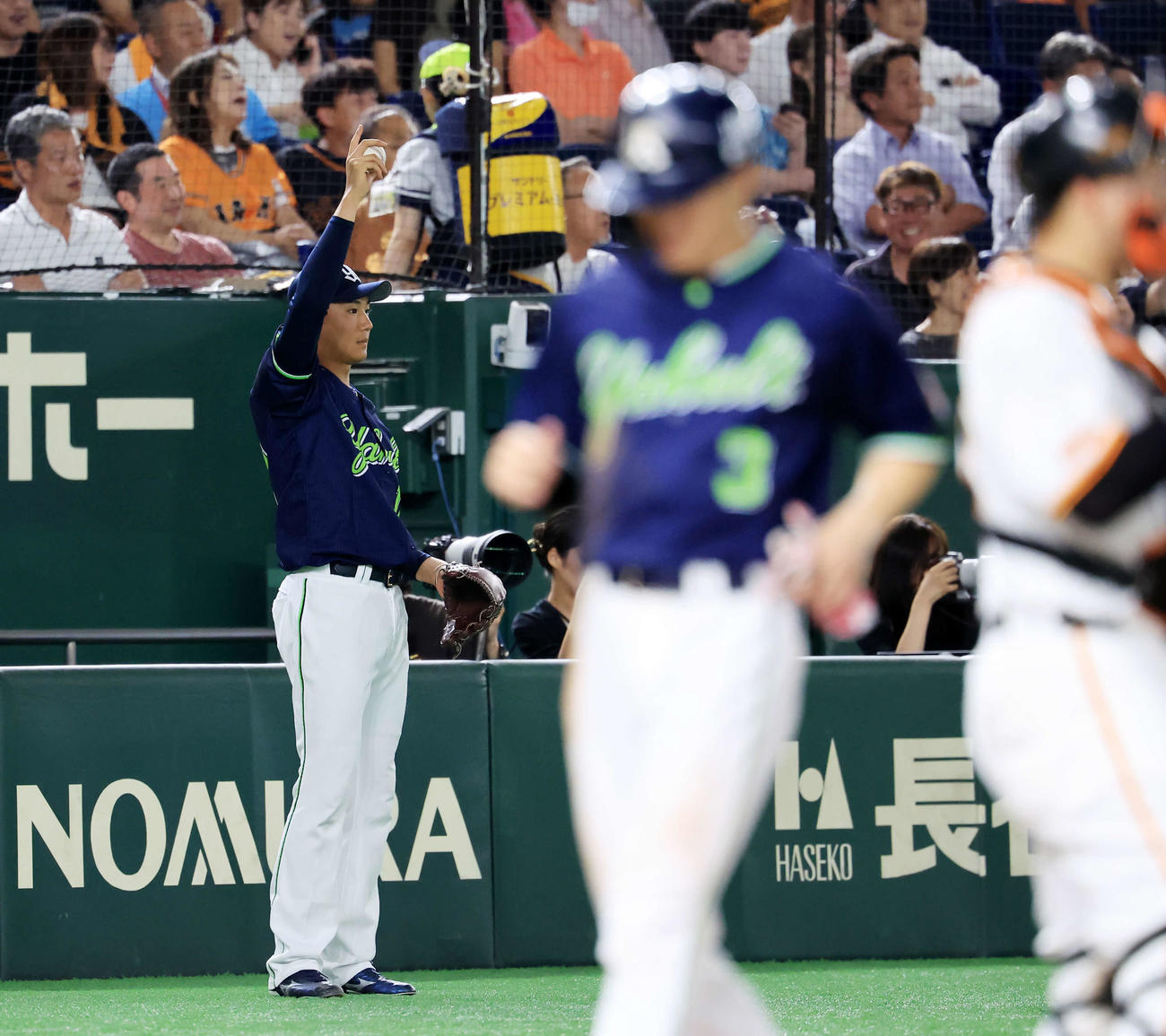 巨人対ヤクルト　6回表ヤクルト2死一、三塁、太田が中越え2点適時三塁打を放ち笑顔でこぶしを上げる奥川（左）（撮影・浅見桂子）