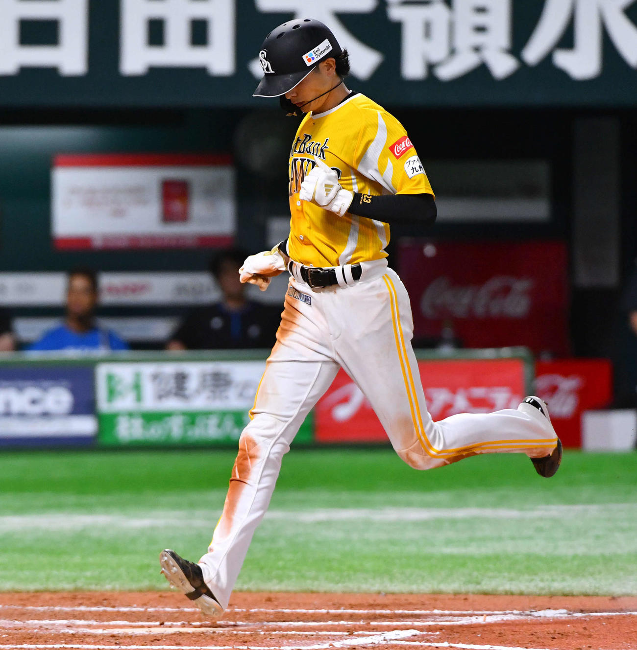 ソフトバンク対日本ハム　6回裏ソフトバンク1死三塁、柳川のワイルドピッチで生還する周東（撮影・岩下翔太）