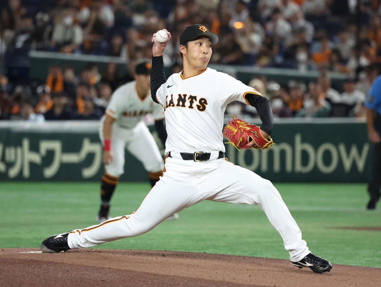 巨人対ヤクルト　力投する巨人先発の赤星（撮影・丹羽敏通）