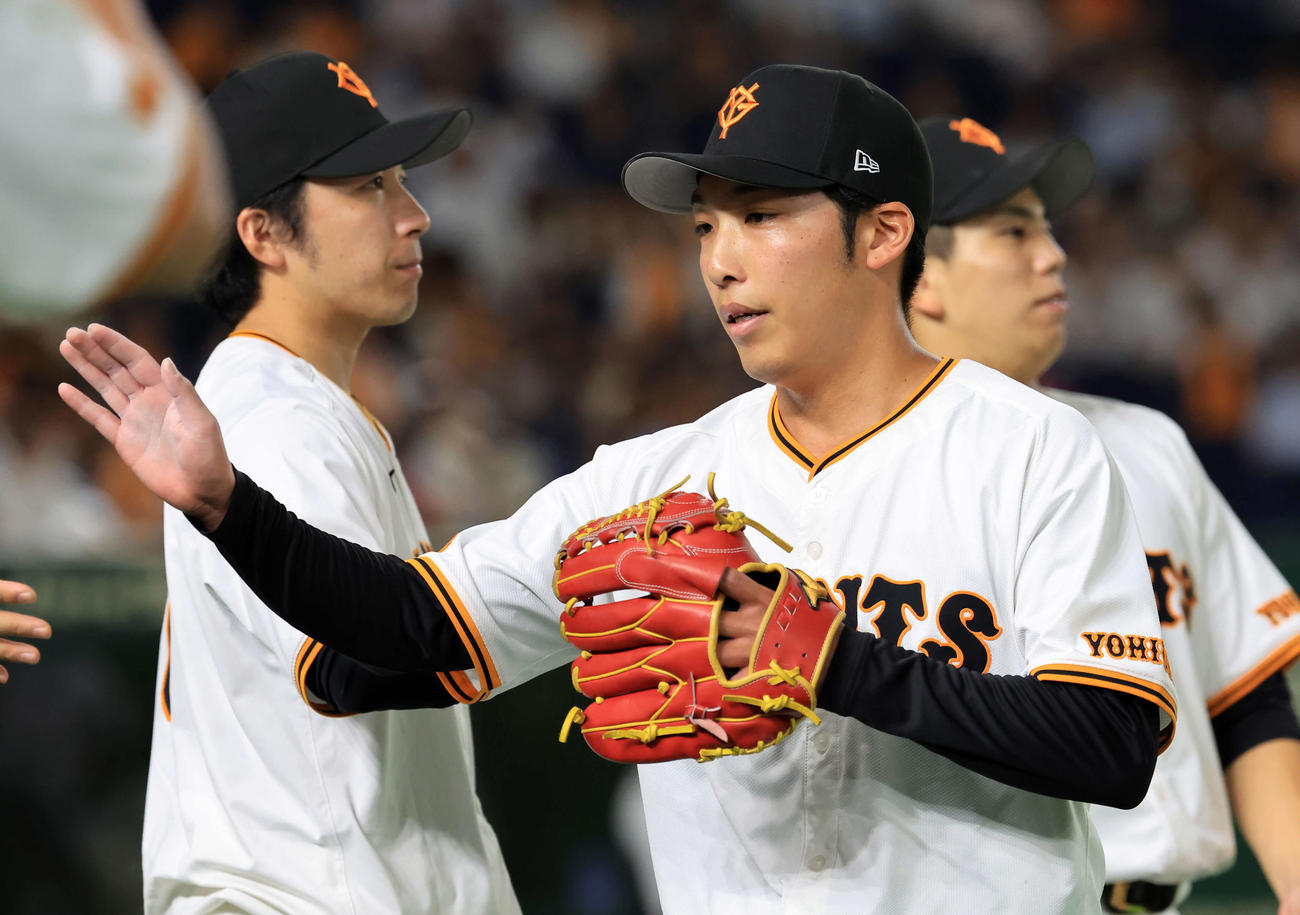 巨人対ヤクルト　1回表ヤクルトの攻撃を抑えた赤星（中央）はナインとハイタッチ（撮影・浅見桂子）