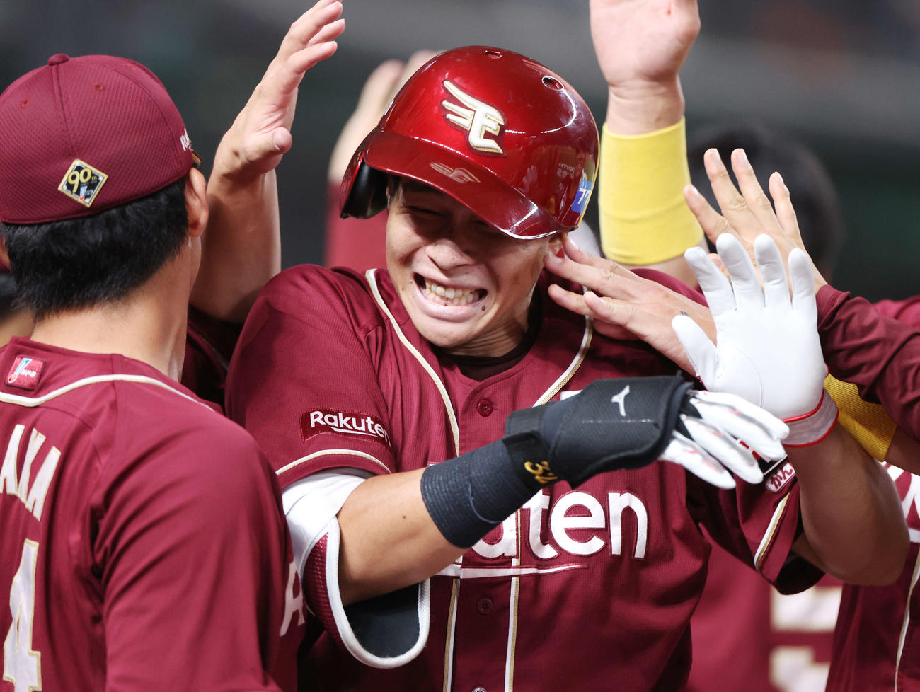 西武対楽天　5回表楽天1死一塁、右越え2点本塁打を放った中島はチームメートから手荒い祝福を受ける（撮影・宮地輝）