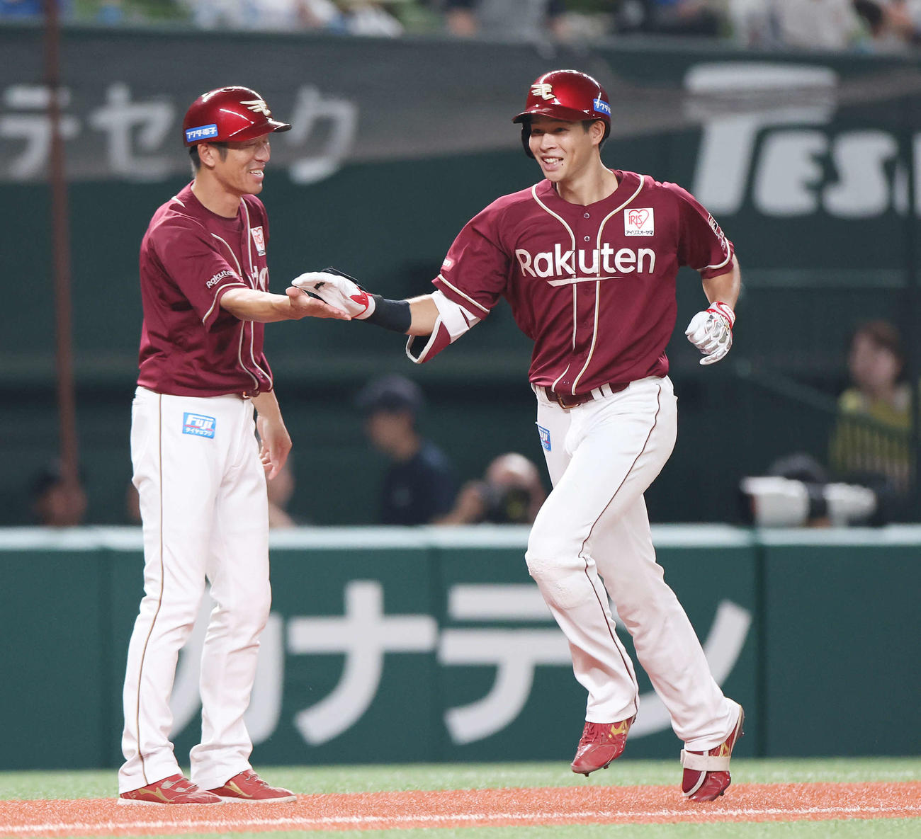 西武対楽天　5回表楽天1死一塁、右越え2点本塁打を放った中島（右）は笑顔でタッチしてダイヤモンドを回る（撮影・宮地輝）