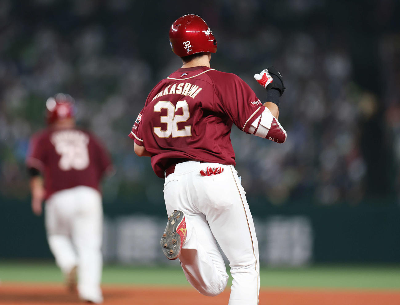 西武対楽天　5回表楽天1死一塁、右越え2点本塁打を放ちガッツポーズする中島（撮影・宮地輝）