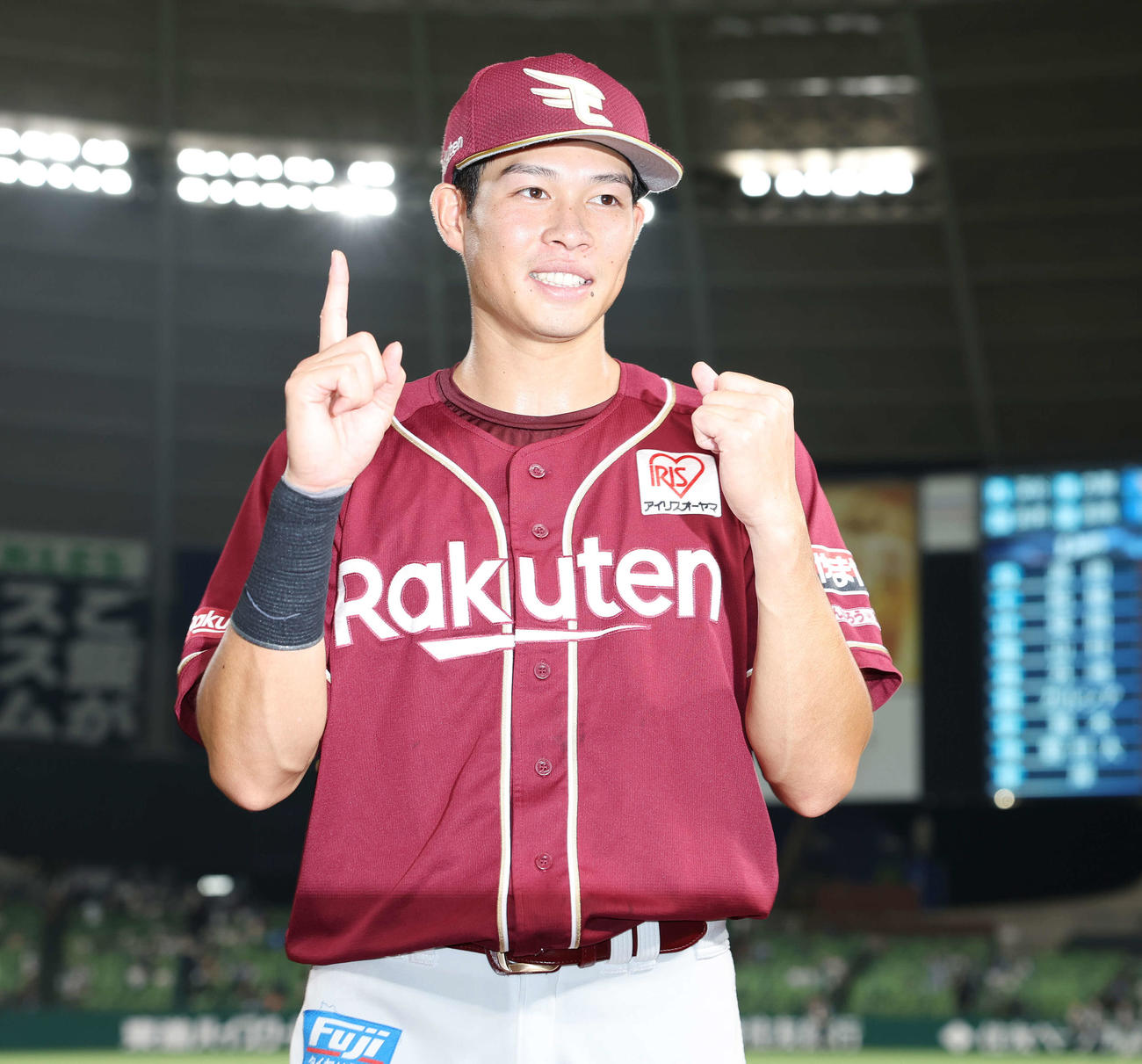 西武対楽天　プロ初本塁打を放った楽天中島は笑顔で記念撮影する（撮影・宮地輝）