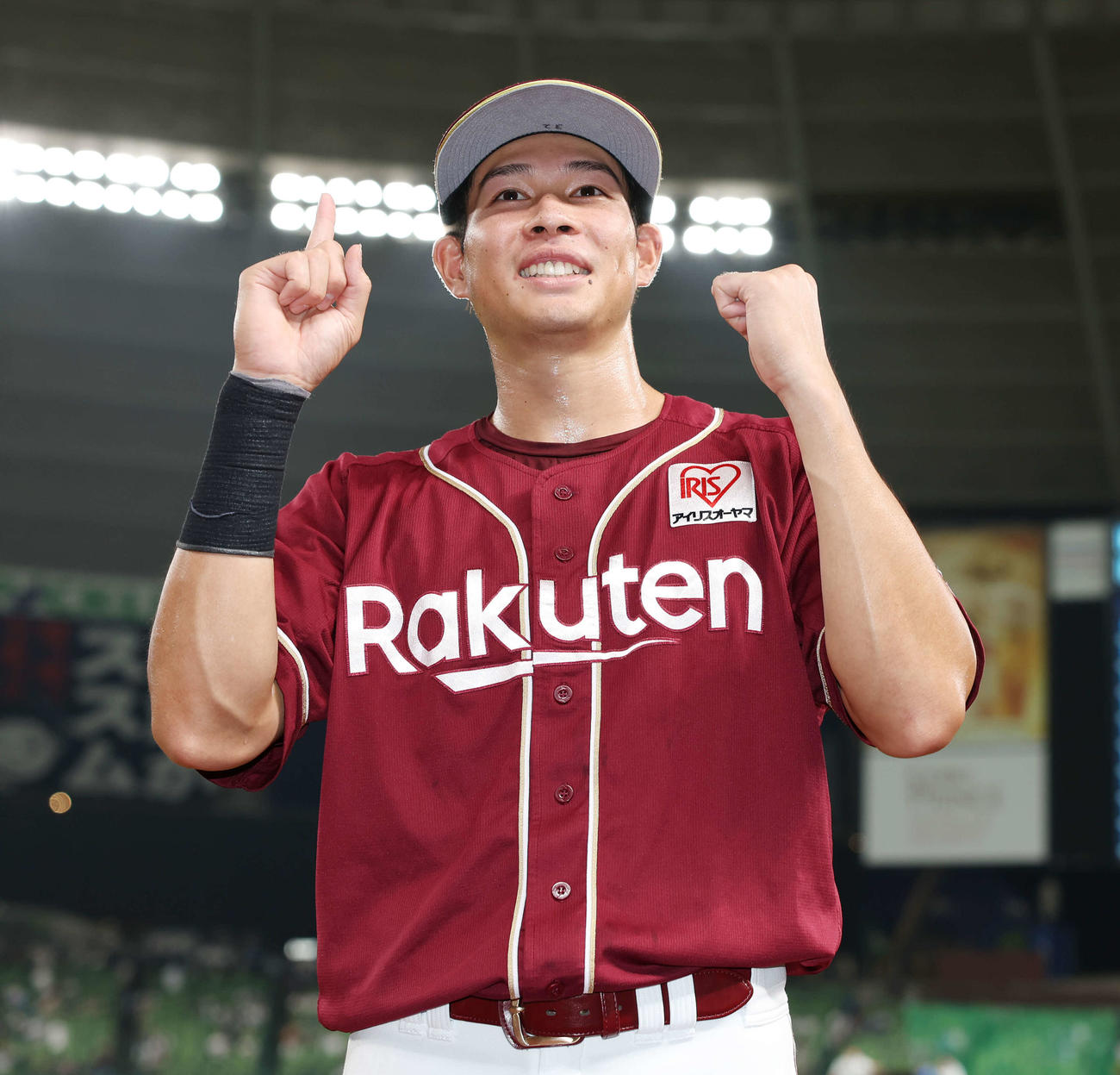 西武対楽天　プロ初本塁打を放った楽天中島は笑顔で記念撮影する（撮影・宮地輝）