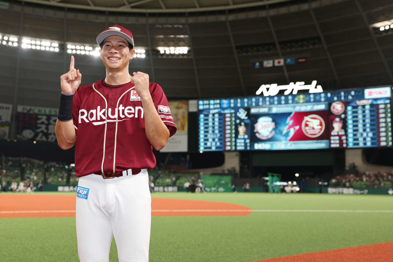 西武対楽天　プロ初本塁打を放った楽天中島は笑顔で記念撮影する（撮影・宮地輝）
