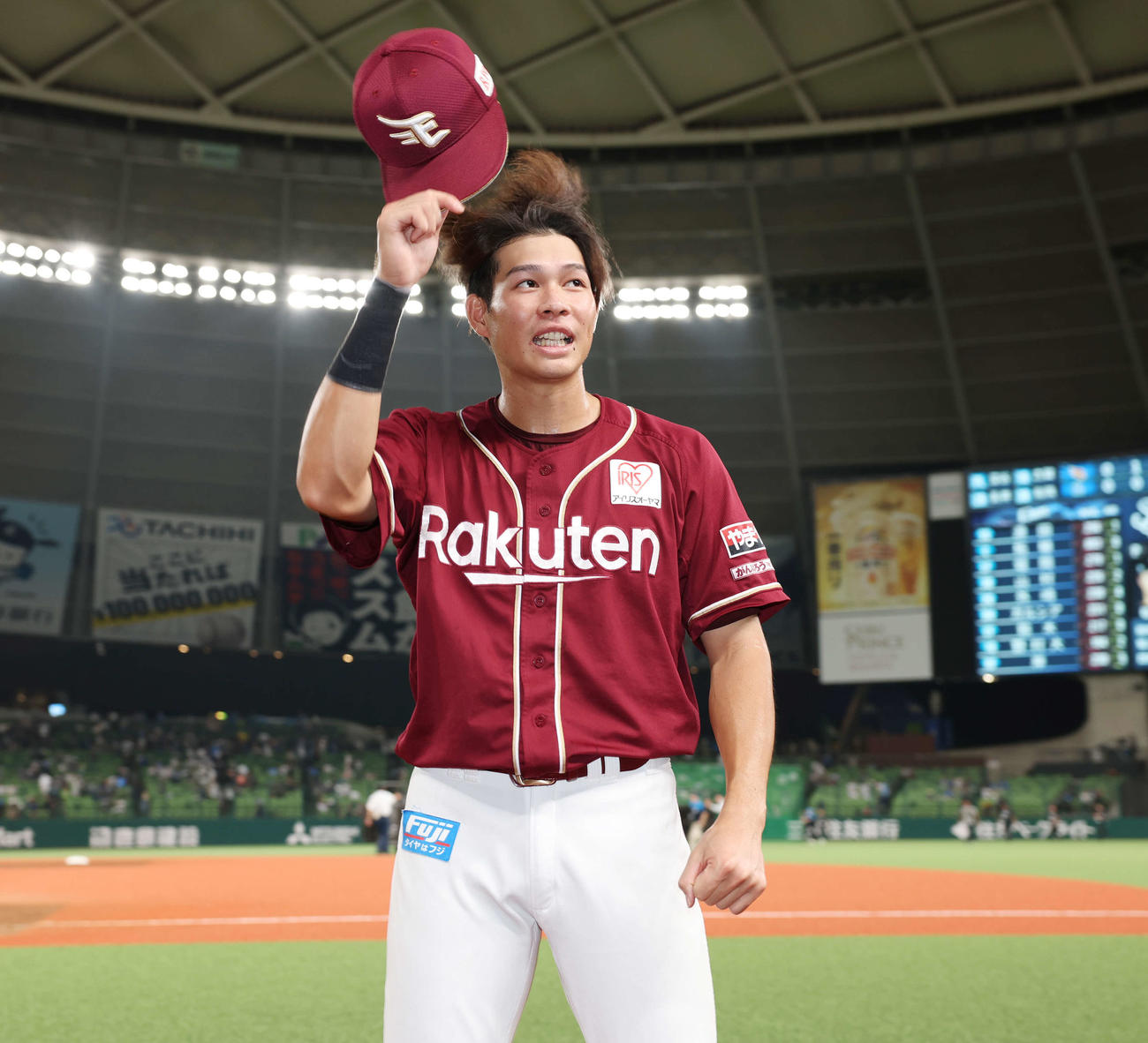 西武対楽天　プロ初本塁打を放った楽天中島はファンにあいさつする（撮影・宮地輝）