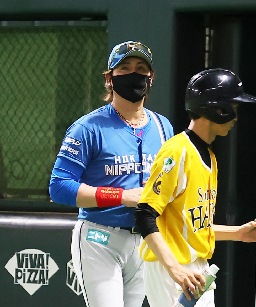 ソフトバンク対日本ハム　投手交代を告げる新庄監督（撮影・鬼束羽瑠菜）