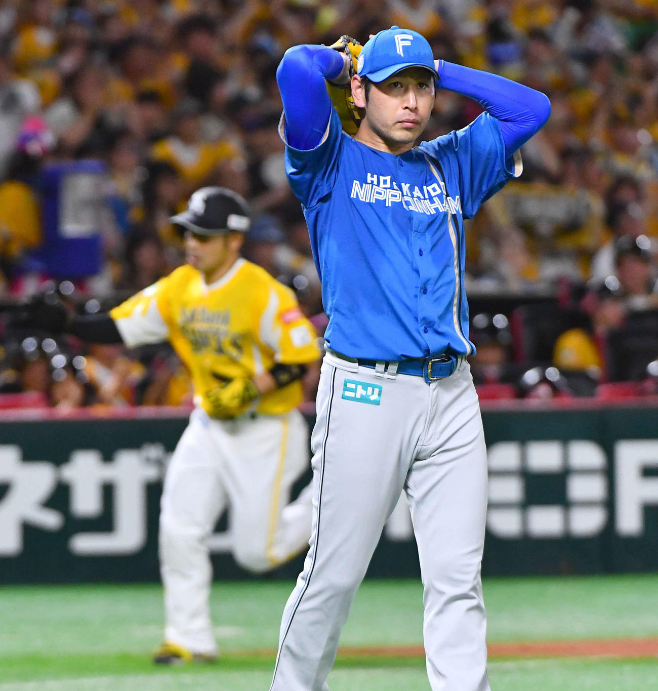 ソフトバンク対日本ハム　1回裏ソフトバンク2死一塁、近藤（左）に右中間へ2点本塁打を打たれ、厳しい表情を見せる加藤貴（撮影・岩下翔太）