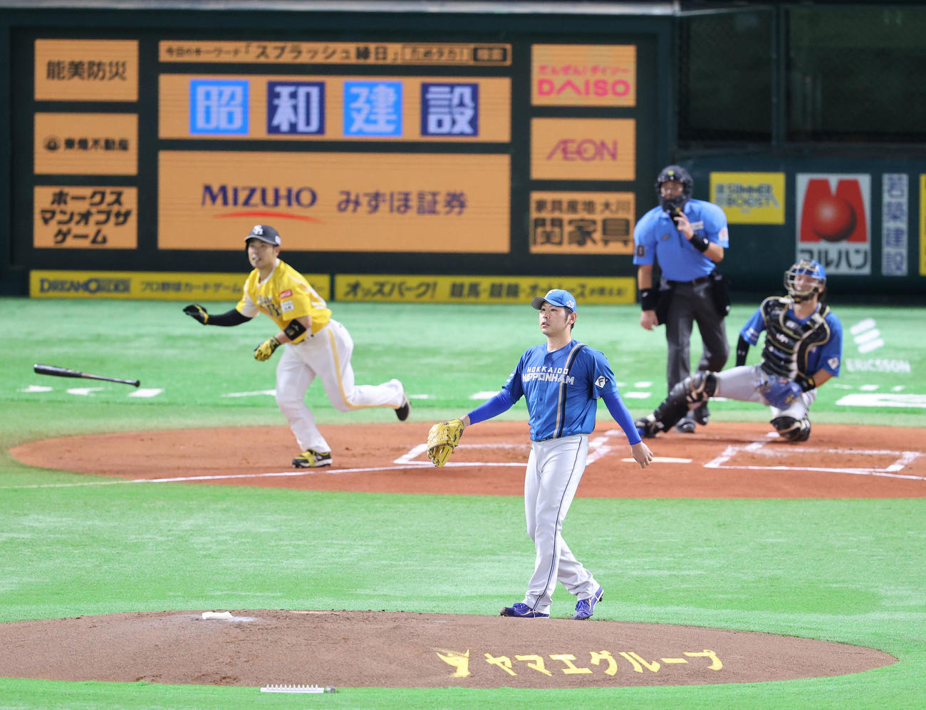 ソフトバンク対日本ハム　1回裏ソフトバンク2死一塁、近藤に右越え2点本塁打を浴びた加藤貴（撮影・梅根麻紀）