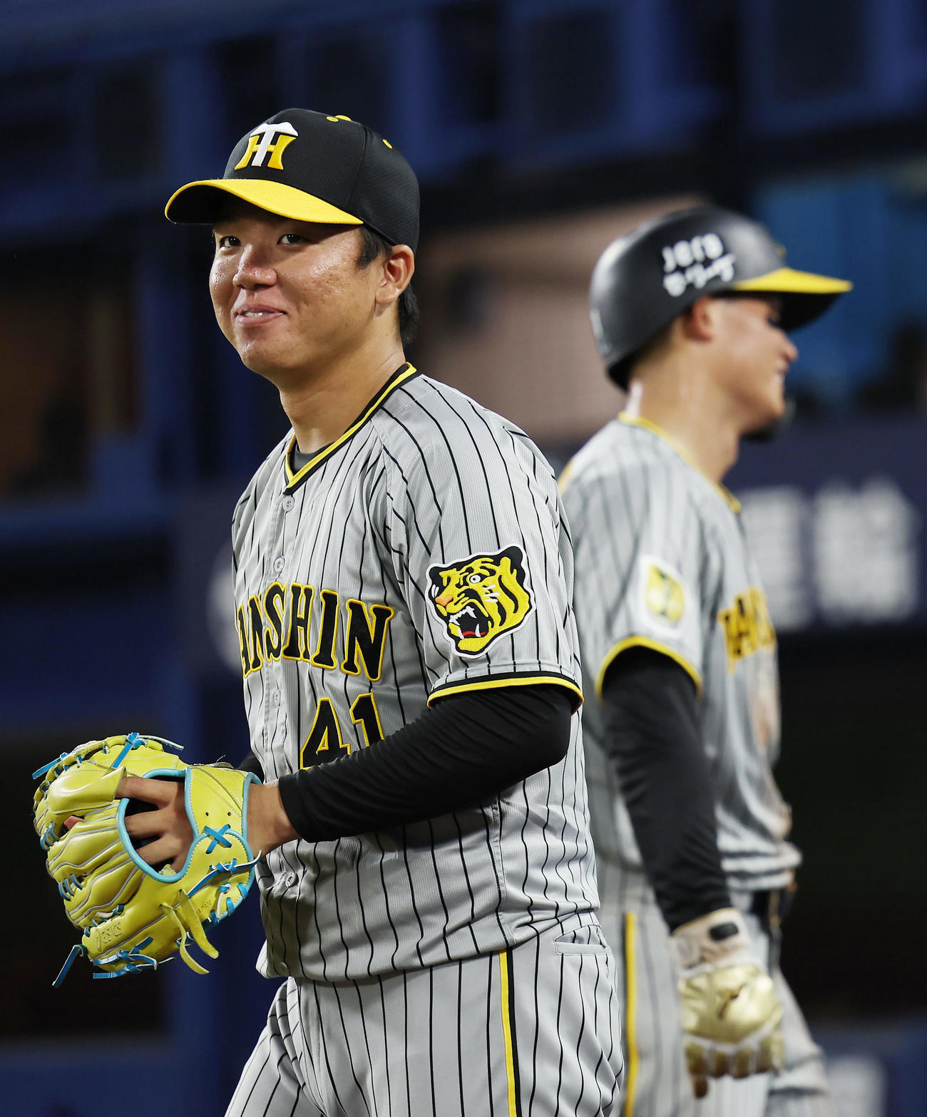 DeNA対阪神　6回表阪神1死一、三塁、大山の勝ち越し適時打で生還した森下（右）とタッチを交わし、笑顔を見せる村上（撮影・前田充）