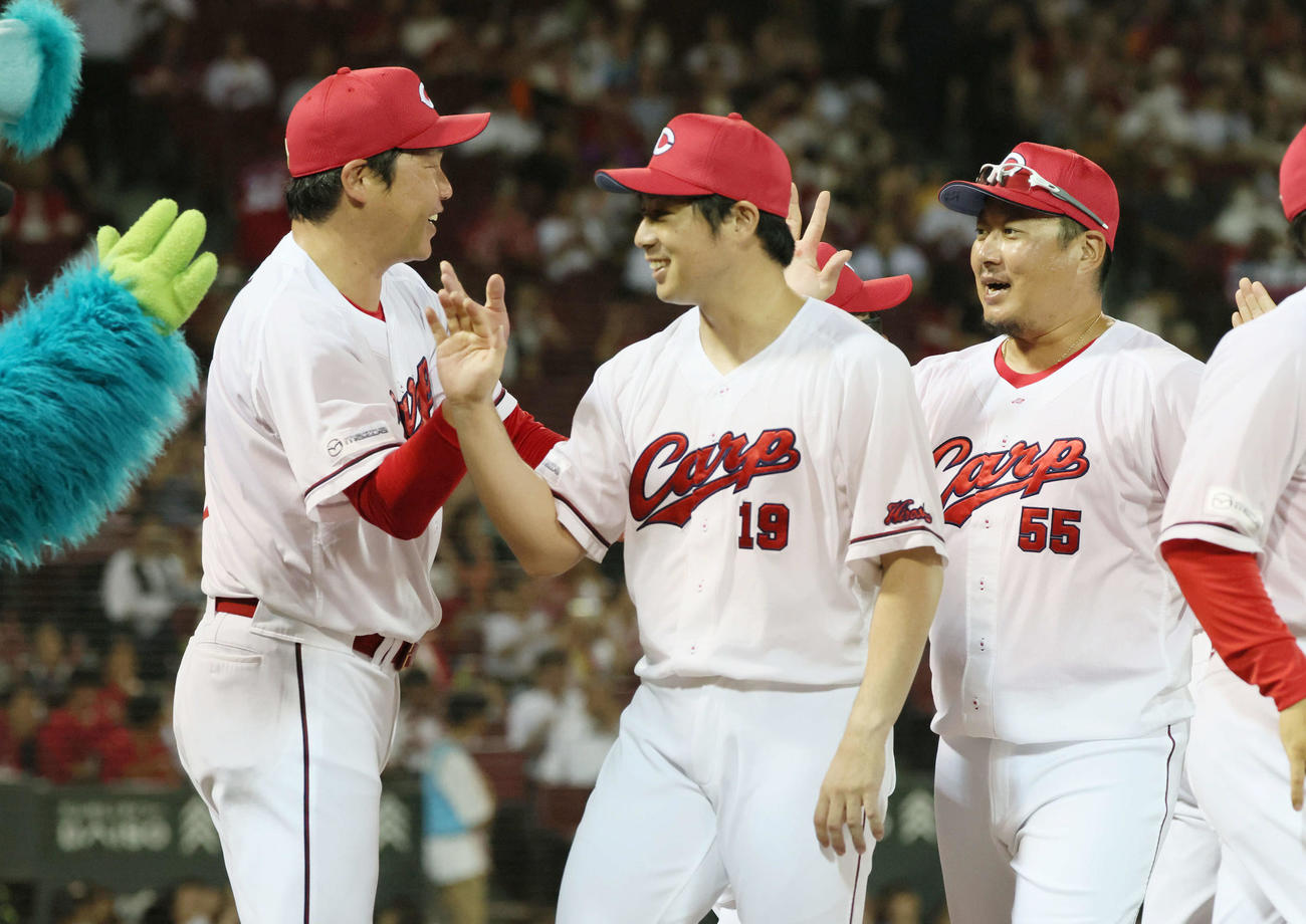 広島対中日　野村（中央）らナインを迎える新井監督（撮影・加藤孝規）