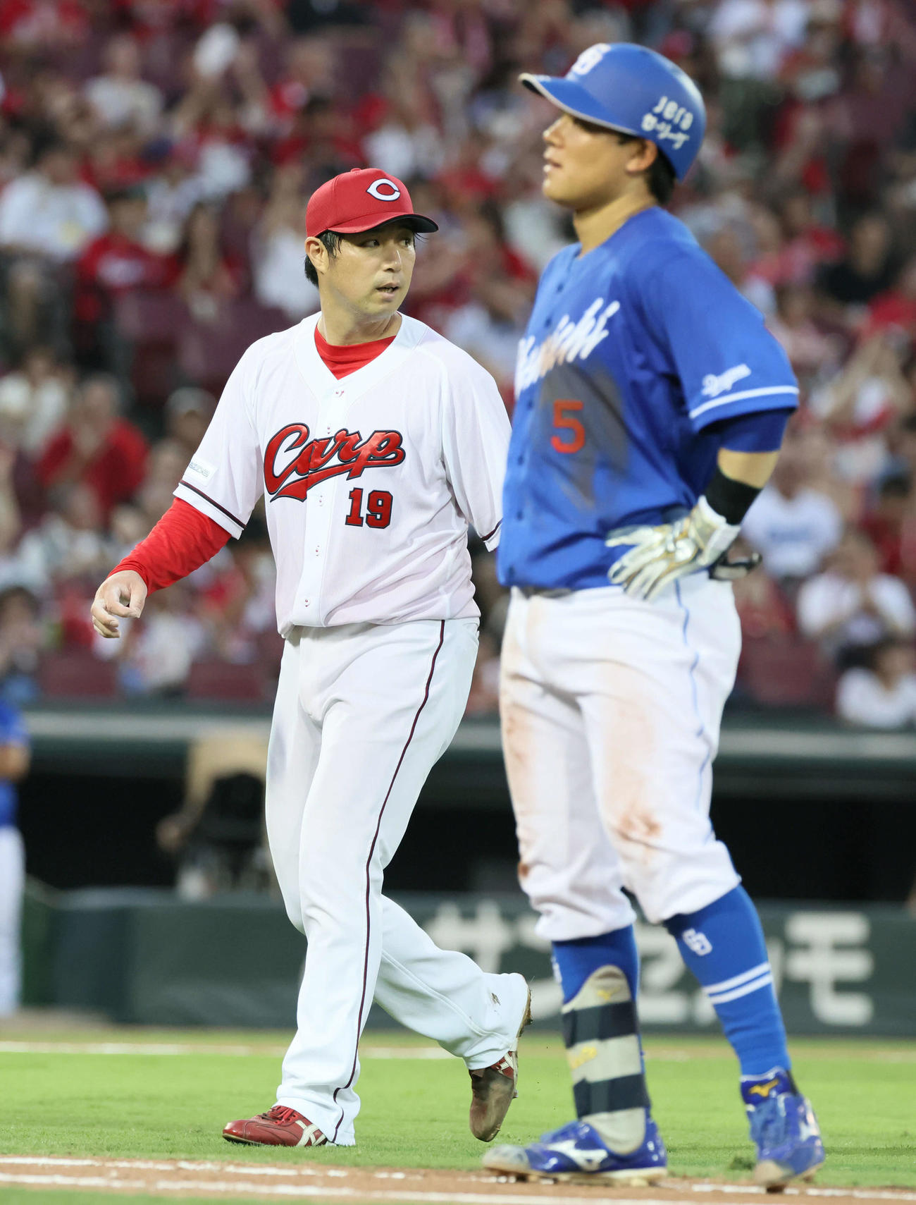 広島対中日　4回表中日2死満塁、村松はセカンドライナー（右）。左は打ち取った野村（撮影・加藤孝規）