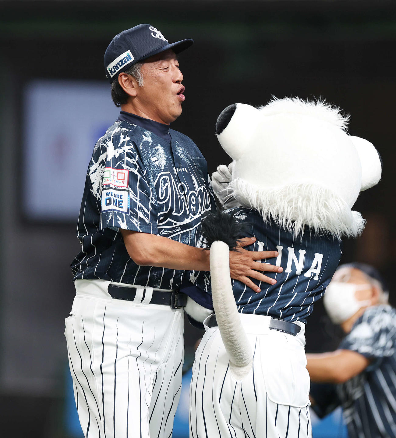 西武対楽天　試合前、西武マスコットのライナ（右）とぶつかる渡辺GM兼監督代行（撮影・宮地輝）