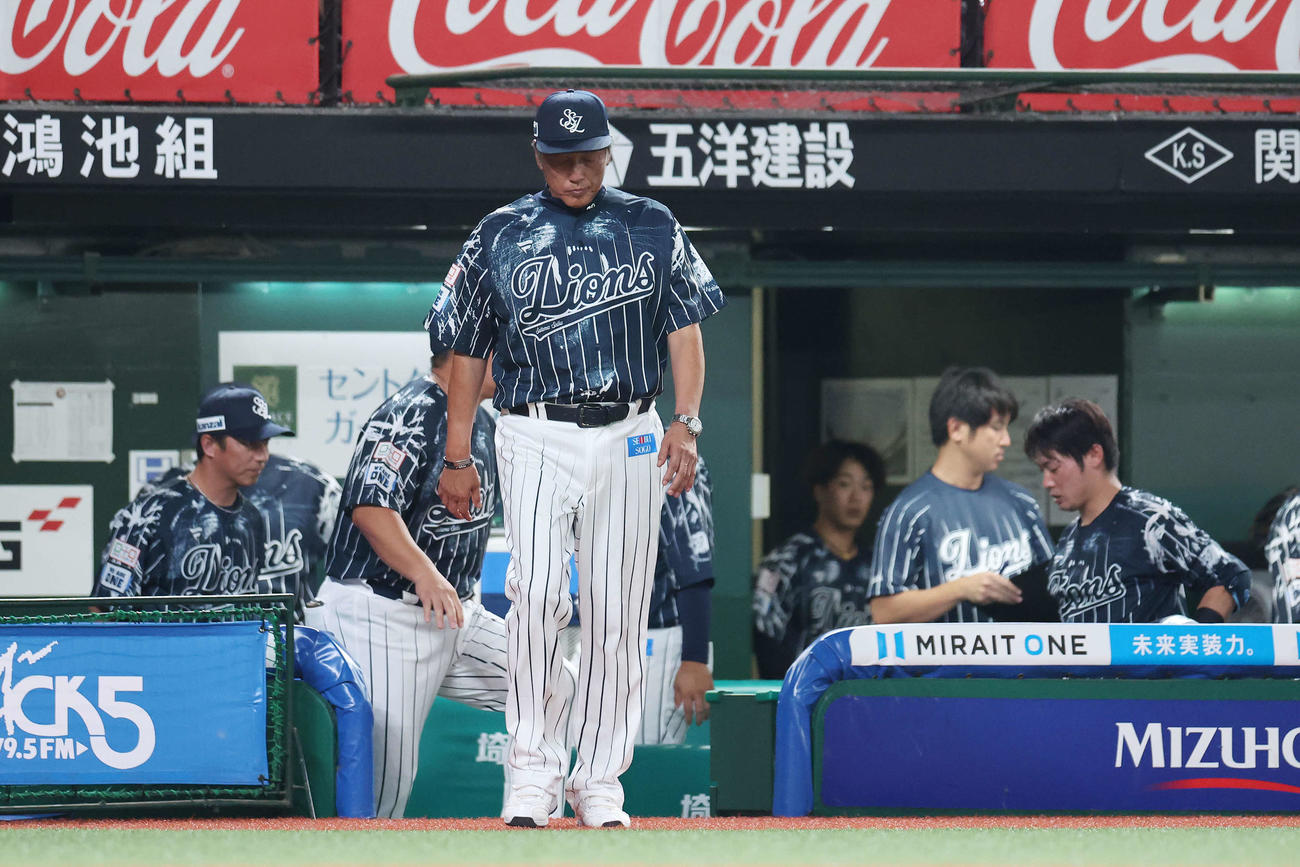 西武対楽天　敗れて下を向く西武渡辺GM兼監督代行（手前）（撮影・宮地輝）