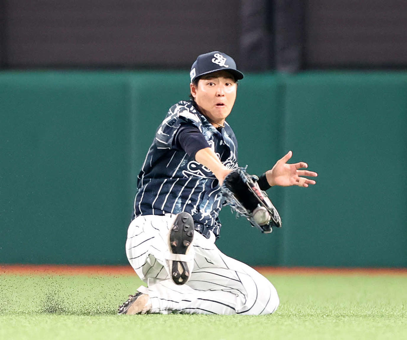 西武対楽天　8回表楽天2死、鈴木大の中飛を好捕する鈴木（撮影・宮地輝）