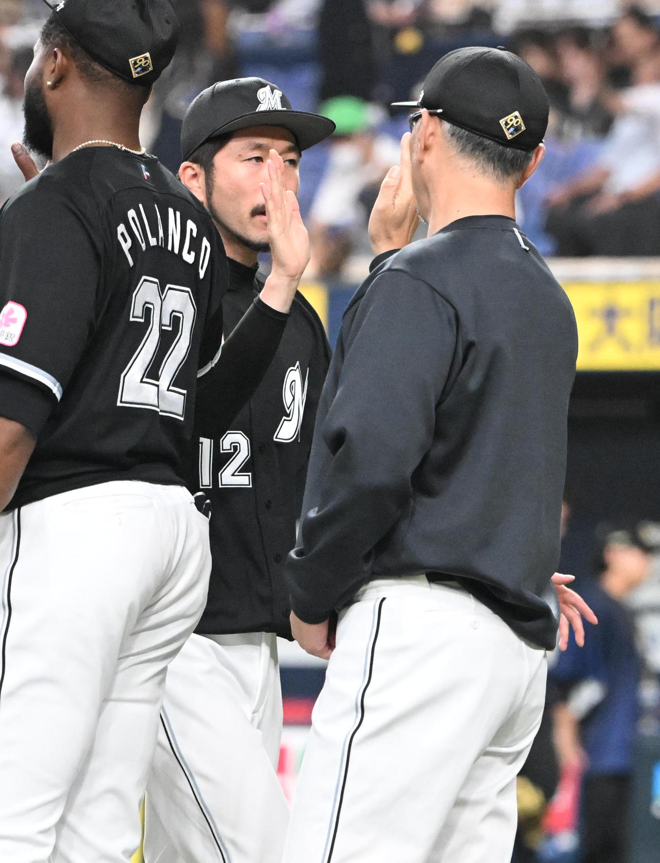 オリックス対ロッテ　勝利投手となったロッテ石川歩（中央）は吉井監督とハイタッチ（撮影・和賀正仁）