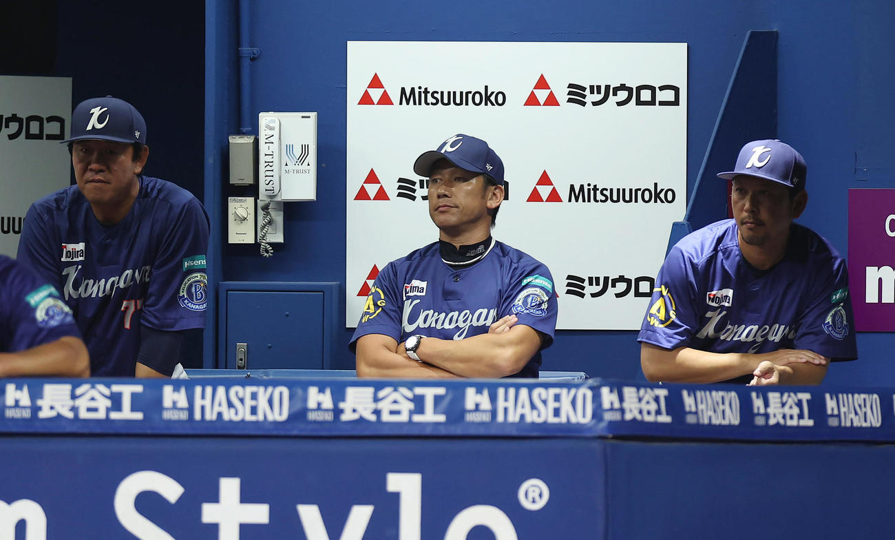 DeNA対阪神　9回裏、厳しい表情で試合を見守るDeNA三浦監督（中央）ら（撮影・前田充）
