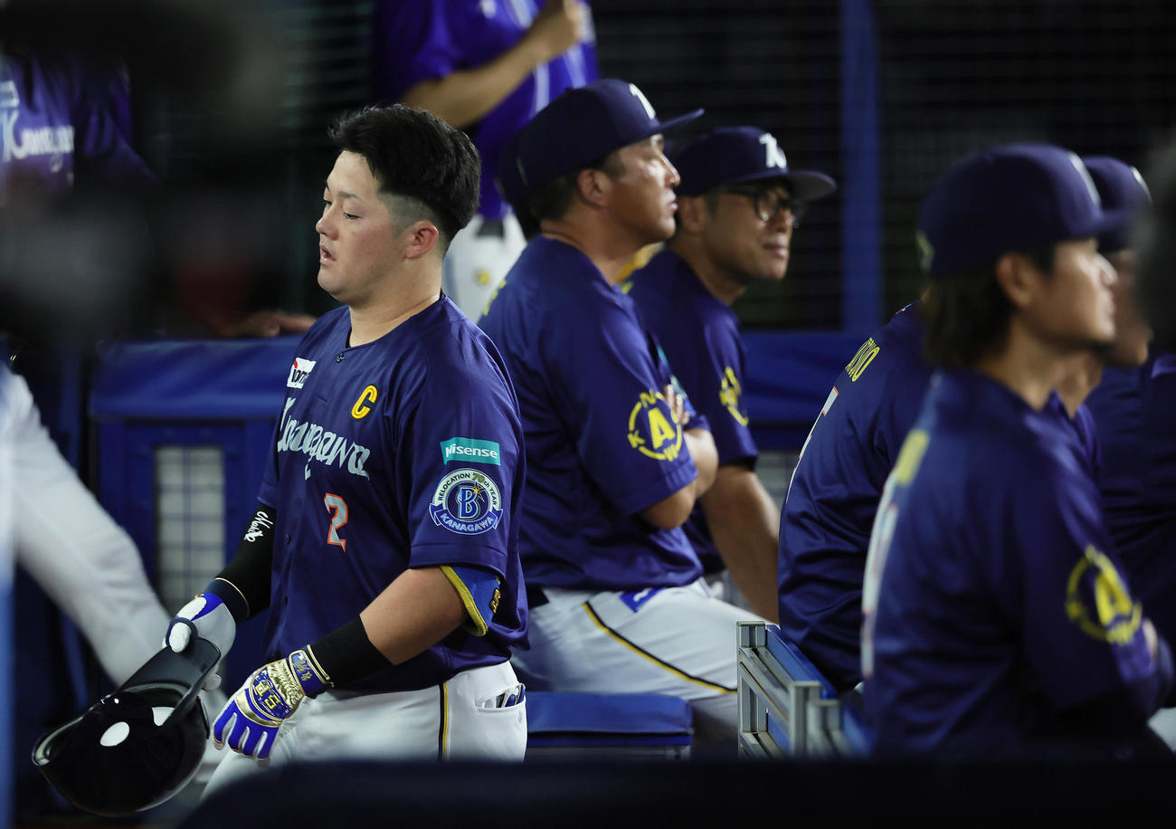 DeNA対阪神　6回裏DeNA1死、牧（左端）は中飛に倒れ浮かない表情を見せる（撮影・足立雅史）