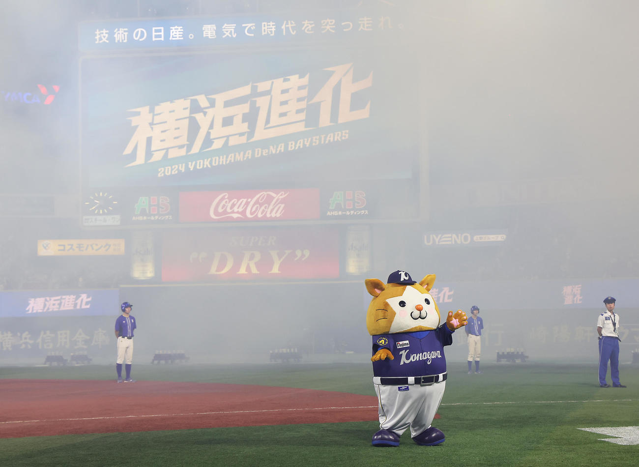 DeNA対阪神　試合後の花火で煙る横浜スタジアム。手前はDB.スターマン（撮影・足立雅史）