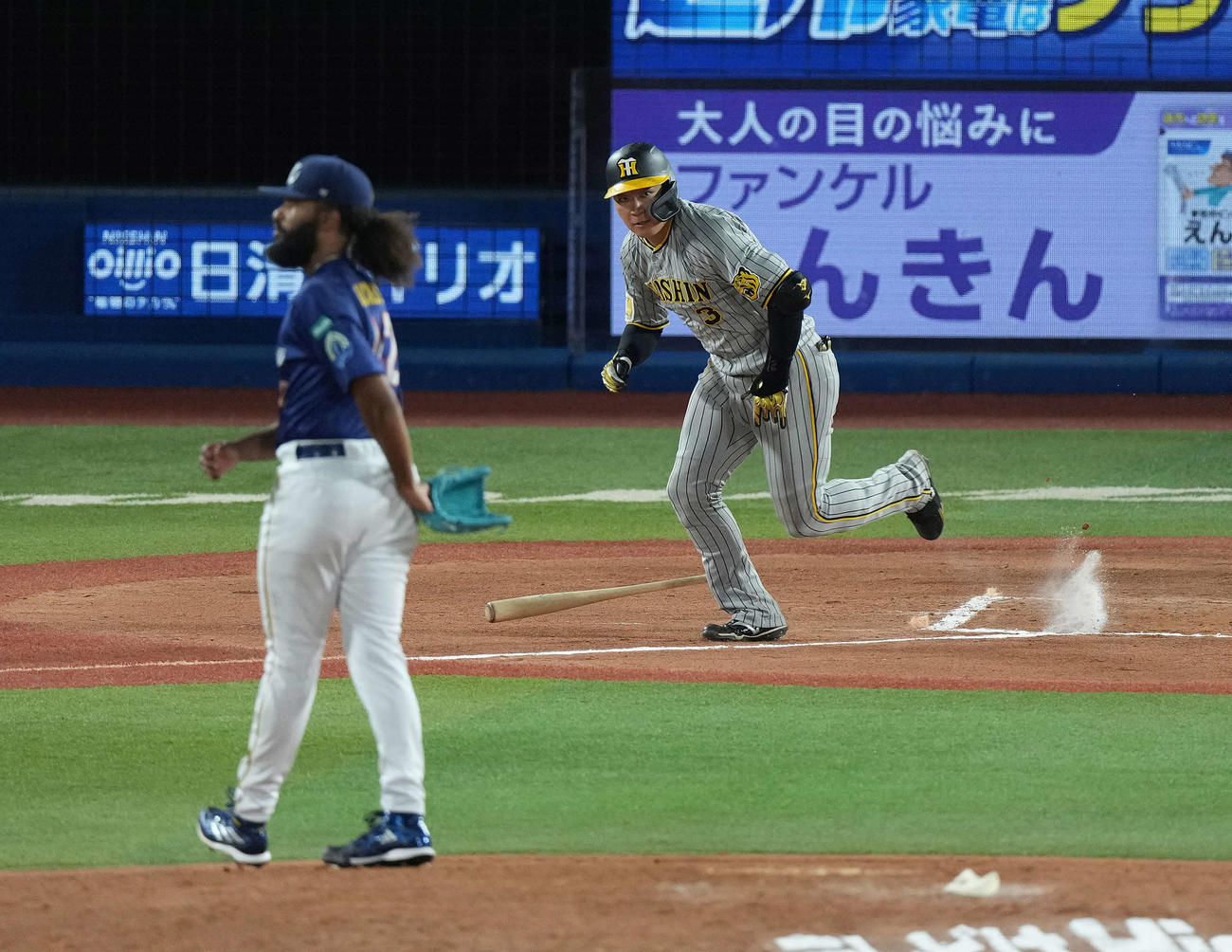 DeNA対阪神　6回表阪神1死一、三塁、中前に適時打を放つ大山。投手ジャクソン（撮影・たえ見朱実）